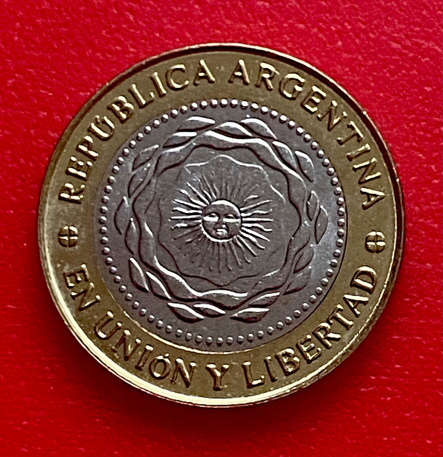 Argentina 2 pesos 2015 ( BI-Metallic ) High Grade Coin