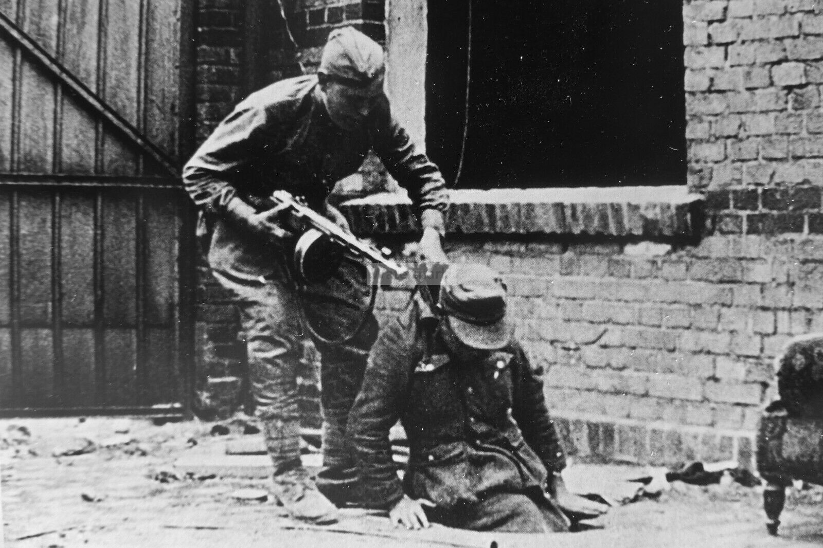 WW2 photo Soviet soldier pulls out of the hatch of a German soldier#692