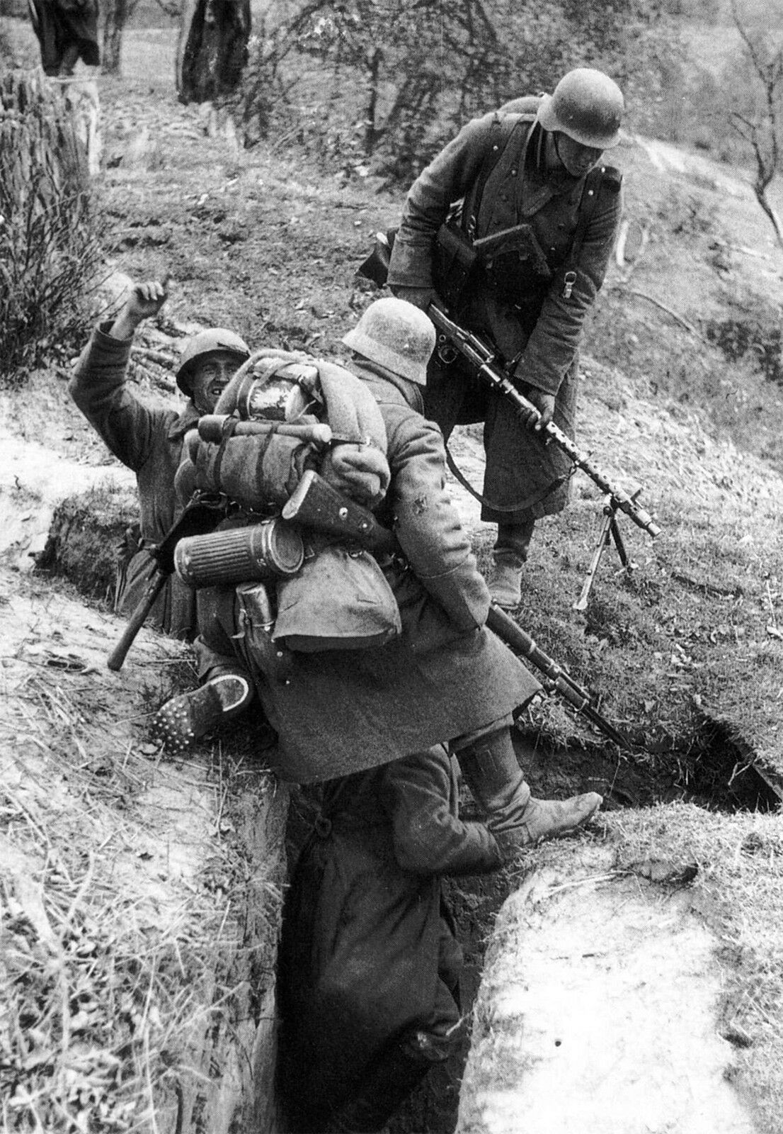 Wwii Photo German Infantrymen Take Red Army Soldiers During The Offensive  45e