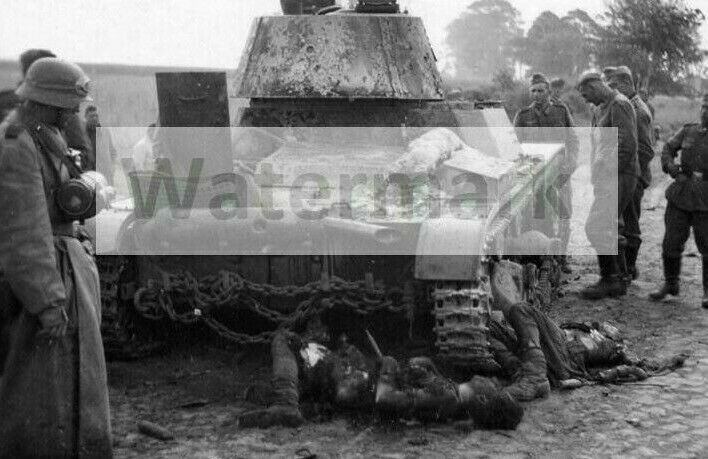 WWII photo The dead Soviet tankers in the downed T-26 96